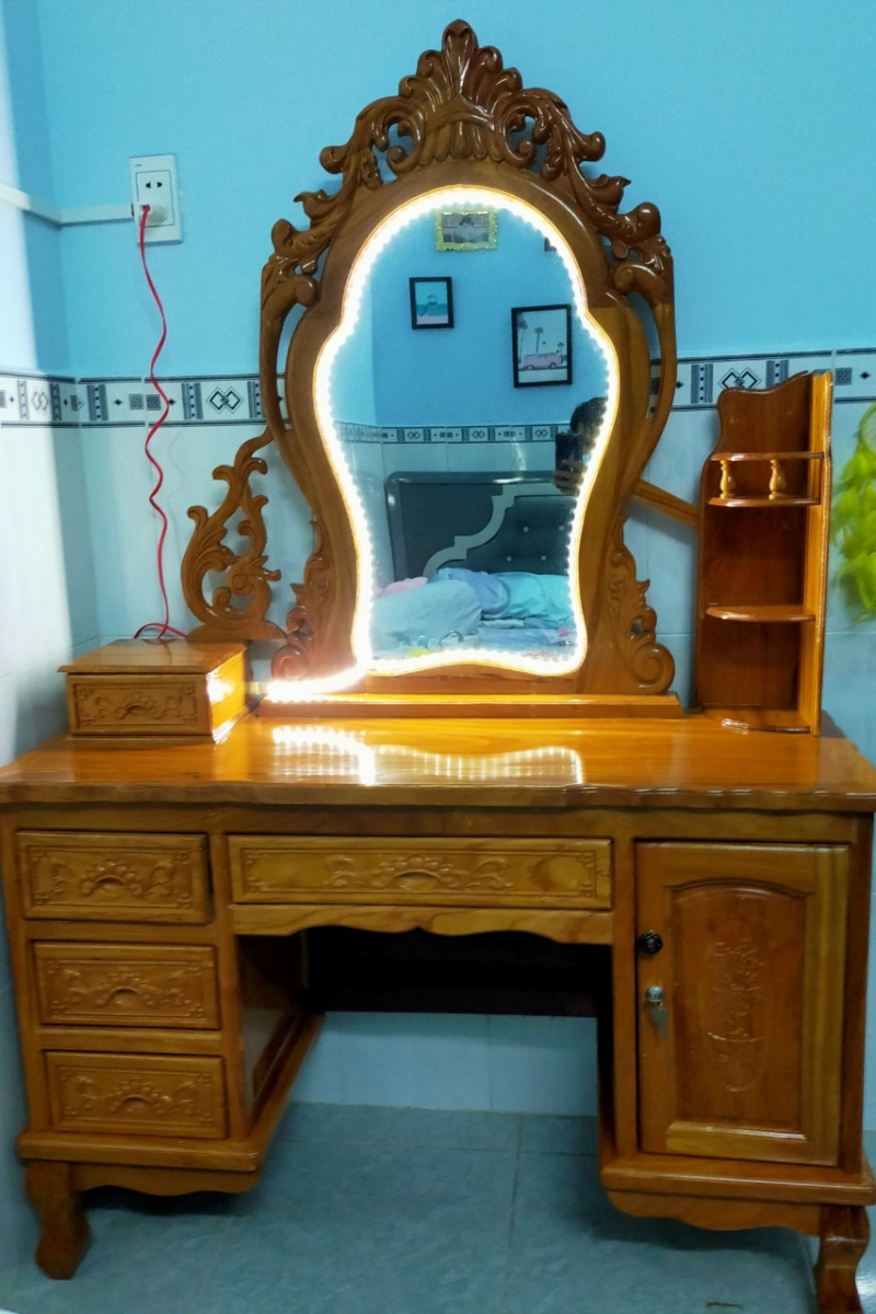 BÀN PHẤN BÊN NỮ HOÀNG 1M1